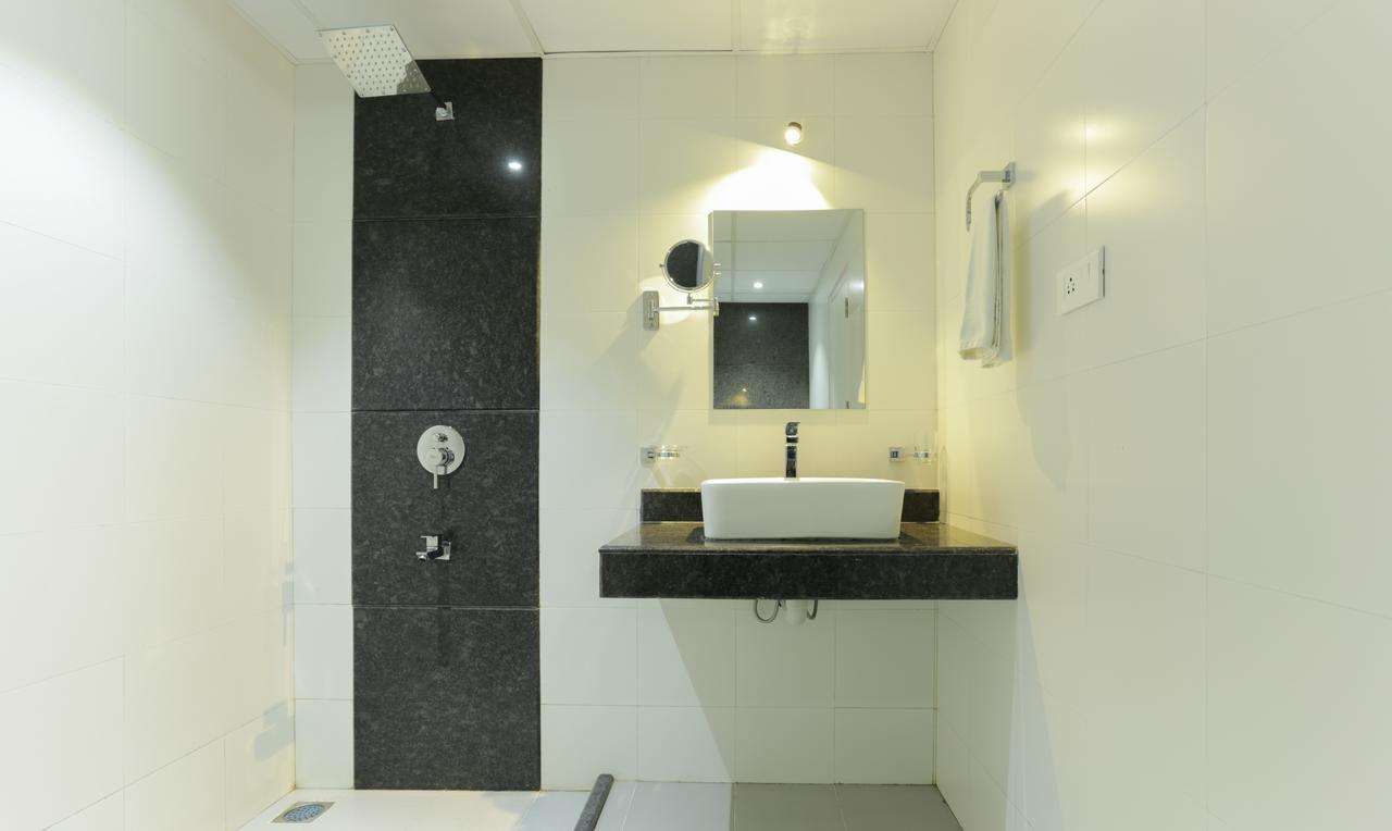 Hotel Crown Suites Kochi Екстериор снимка