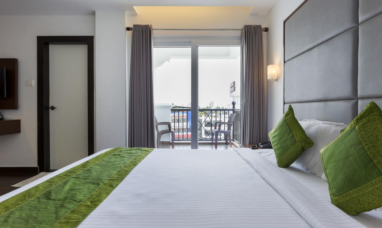 Hotel Crown Suites Kochi Екстериор снимка